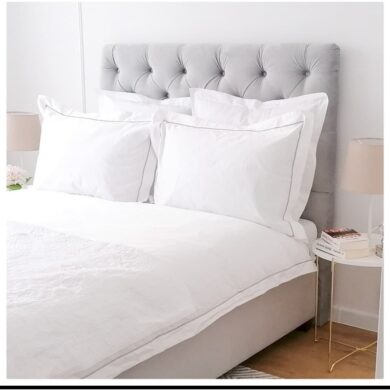 łóżko tapicerowane z zagłówkiem pikowanym