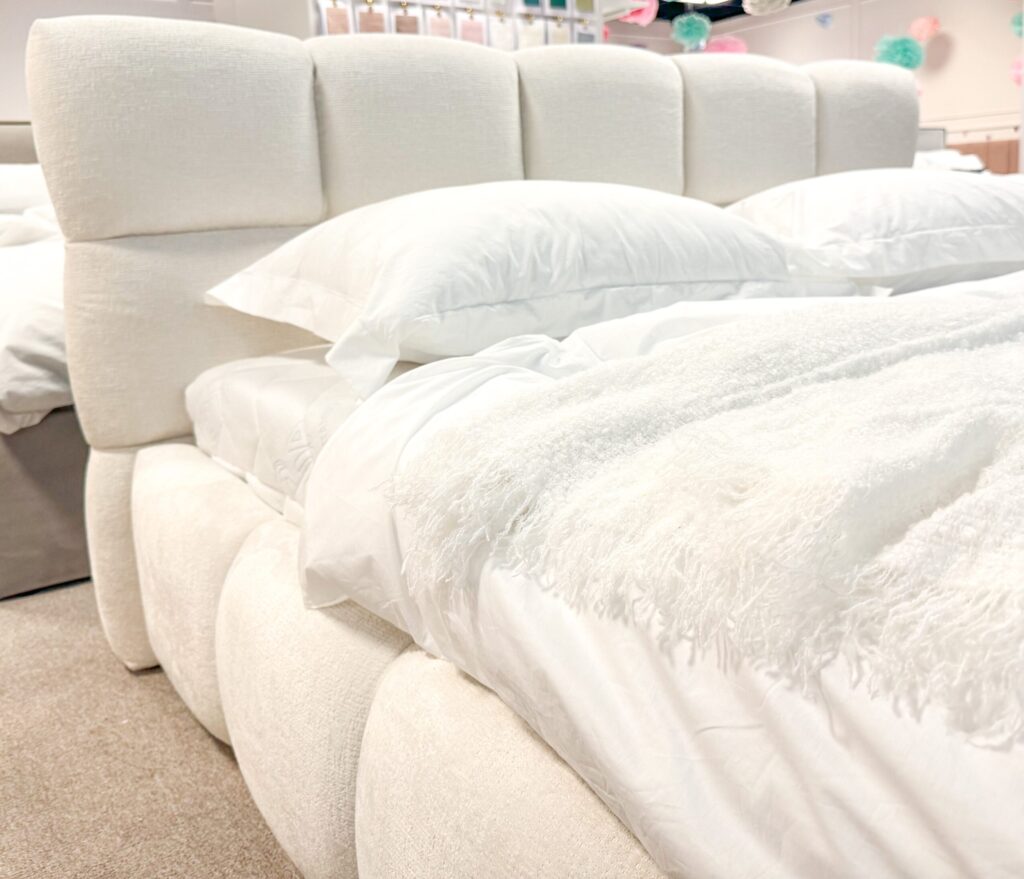 łóżko tapicerowane z zagłówkiem Bubble 